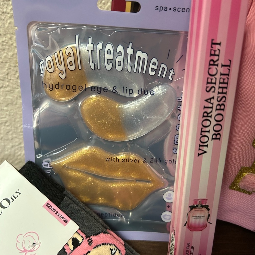 GIFT SET ❤️❤️Pink LOVE Cosmetic Bag with Accessories - Picture 2 of 5